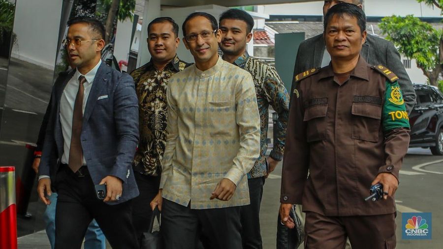 Mendikbudristek periode 2019-2024 Nadiem Makarim tiba di Kejaksaan Agung, Jakarta, Senin (23/6/2025). Nadiem datang untuk menjalani pemeriksaan sebagai saksi dalam kasus dugaan korupsi pengadaan laptop berbasis Chromebook senilai Rp 9,9 Triliun. (CNBC Indonesia/Faisal Rahman)