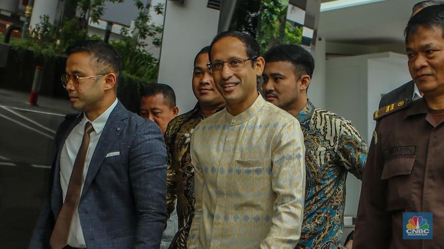 Mendikbudristek periode 2019-2024 Nadiem Makarim tiba di Kejaksaan Agung, Jakarta, Senin (23/6/2025). Nadiem datang untuk menjalani pemeriksaan sebagai saksi dalam kasus dugaan korupsi pengadaan laptop berbasis Chromebook senilai Rp 9,9 Triliun. (CNBC Indonesia/Faisal Rahman)