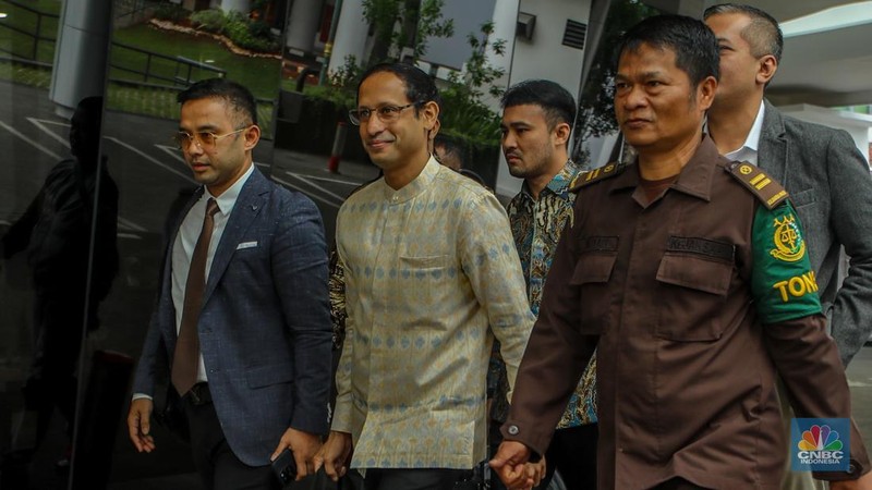 Mendikbudristek periode 2019-2024 Nadiem Makarim tiba di Kejaksaan Agung, Jakarta, Senin (23/6/2025). Nadiem datang untuk menjalani pemeriksaan sebagai saksi dalam kasus dugaan korupsi pengadaan laptop berbasis Chromebook senilai Rp 9,9 Triliun. (CNBC Indonesia/Faisal Rahman)