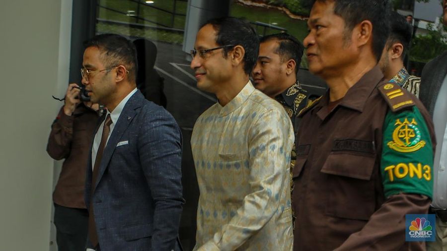 Mendikbudristek periode 2019-2024 Nadiem Makarim tiba di Kejaksaan Agung, Jakarta, Senin (23/6/2025). Nadiem datang untuk menjalani pemeriksaan sebagai saksi dalam kasus dugaan korupsi pengadaan laptop berbasis Chromebook senilai Rp 9,9 Triliun. (CNBC Indonesia/Faisal Rahman)