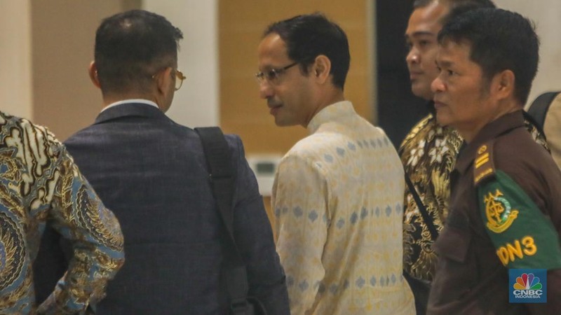Mendikbudristek periode 2019-2024 Nadiem Makarim tiba di Kejaksaan Agung, Jakarta, Senin (23/6/2025). Nadiem datang untuk menjalani pemeriksaan sebagai saksi dalam kasus dugaan korupsi pengadaan laptop berbasis Chromebook senilai Rp 9,9 Triliun. (CNBC Indonesia/Faisal Rahman)