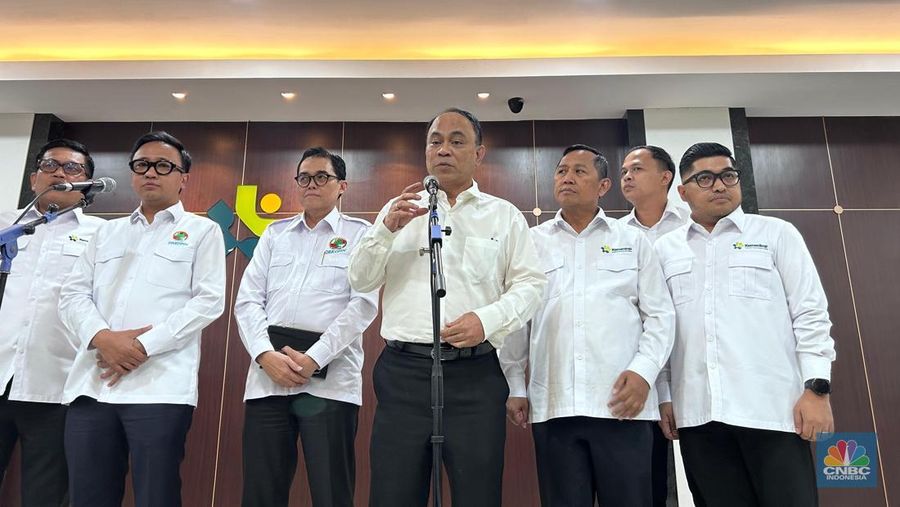 Menteri Koperasi (Menkop) Budi Arie Setiadi saat konferensi pers di kantornya, Jakarta, Senin (23/6/2025). (CNBC Indonesia/Martyasari Rizky)