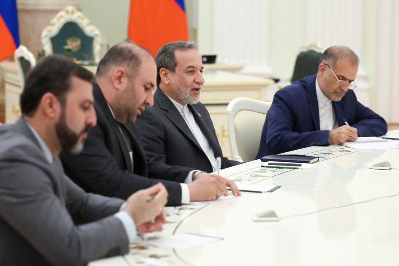 Presiden Rusia Vladimir Putin berjabat tangan dengan Menteri Luar Negeri Iran Abbas Araqchi selama pertemuan di Kremlin di Moskow, Rusia, 23 Juni 2025. Presiden Rusia Vladimir Putin berjabat tangan dengan Menteri Luar Negeri Iran Abbas Araqchi selama pertemuan di Kremlin di Moskow, Rusia, 23 Juni 2025. (Sputnik/Alexander Kazakov/Pool via REUTERS)