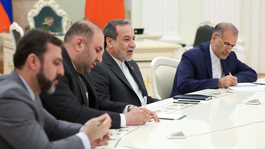Presiden Rusia Vladimir Putin berjabat tangan dengan Menteri Luar Negeri Iran Abbas Araqchi selama pertemuan di Kremlin di Moskow, Rusia, 23 Juni 2025. Presiden Rusia Vladimir Putin berjabat tangan dengan Menteri Luar Negeri Iran Abbas Araqchi selama pertemuan di Kremlin di Moskow, Rusia, 23 Juni 2025. (Sputnik/Alexander Kazakov/Pool via REUTERS)