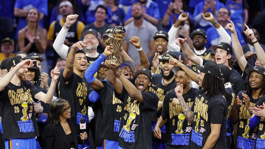 Oklahoma City Thunder berhasil jadi juara NBA 2025 usai mengalahkan Indiana Pacers 103-91 dengan skor pada gim ketujuh final NBA, Senin (23/6). Thunder juara dengan agregat 4-3. (IMAGN IMAGES via Reuters Connect/Kyle Terada)