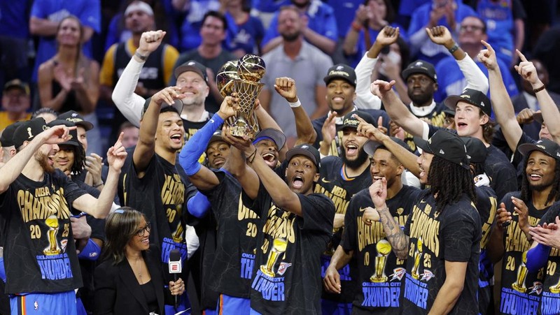 Oklahoma City Thunder berhasil jadi juara NBA 2025 usai mengalahkan Indiana Pacers 103-91 dengan skor pada gim ketujuh final NBA, Senin (23/6). Thunder juara dengan agregat 4-3. (IMAGN IMAGES via Reuters Connect/Kyle Terada)