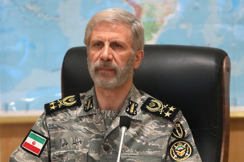 Panglima Angkatan Darat Iran Amir Hatami menghadiri pertemuan di Ruang Komando Perang Angkatan Darat Iran di lokasi yang dirahasiakan di Iran, dalam gambar selebaran yang diperoleh pada tanggal 23 Juni 2025. (Iranian Army/WANA (West Asia News Agency)/Handout via REUTERS)