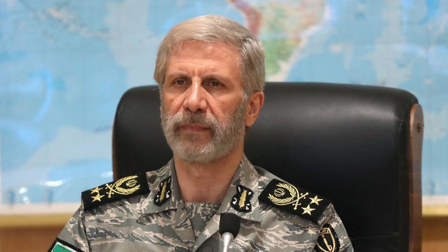 Panglima Angkatan Darat Iran Amir Hatami menghadiri pertemuan di Ruang Komando Perang Angkatan Darat Iran di lokasi yang dirahasiakan di Iran, dalam gambar selebaran yang diperoleh pada tanggal 23 Juni 2025. Panglima Angkatan Darat Iran Amir Hatami menghadiri pertemuan di Ruang Komando Perang Angkatan Darat Iran di lokasi yang dirahasiakan di Iran, dalam gambar selebaran yang diperoleh pada tanggal 23 Juni 2025. (Iranian Army/WANA (West Asia News Agency)/Handout via REUTERS)