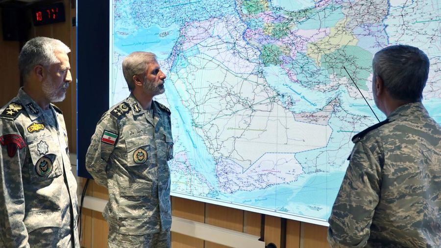 Panglima Angkatan Darat Iran Amir Hatami menghadiri pertemuan di Ruang Komando Perang Angkatan Darat Iran di lokasi yang dirahasiakan di Iran, dalam gambar selebaran yang diperoleh pada tanggal 23 Juni 2025. Panglima Angkatan Darat Iran Amir Hatami menghadiri pertemuan di Ruang Komando Perang Angkatan Darat Iran di lokasi yang dirahasiakan di Iran, dalam gambar selebaran yang diperoleh pada tanggal 23 Juni 2025. (Iranian Army/WANA (West Asia News Agency)/Handout via REUTERS)
