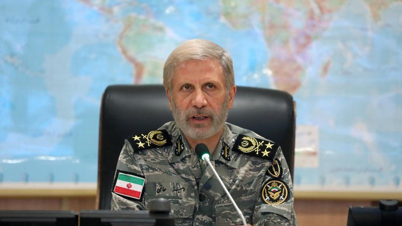 Panglima Angkatan Darat Iran Amir Hatami menghadiri pertemuan di Ruang Komando Perang Angkatan Darat Iran di lokasi yang dirahasiakan di Iran, dalam gambar selebaran yang diperoleh pada tanggal 23 Juni 2025. (Iranian Army/WANA (West Asia News Agency)/Handout via REUTERS)