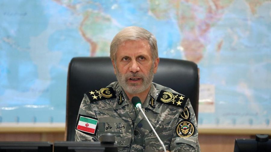 Panglima Angkatan Darat Iran Amir Hatami menghadiri pertemuan di Ruang Komando Perang Angkatan Darat Iran di lokasi yang dirahasiakan di Iran, dalam gambar selebaran yang diperoleh pada tanggal 23 Juni 2025. Panglima Angkatan Darat Iran Amir Hatami menghadiri pertemuan di Ruang Komando Perang Angkatan Darat Iran di lokasi yang dirahasiakan di Iran, dalam gambar selebaran yang diperoleh pada tanggal 23 Juni 2025. (Iranian Army/WANA (West Asia News Agency)/Handout via REUTERS)