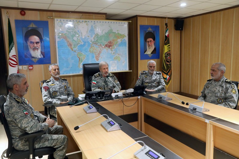 Panglima Angkatan Darat Iran Amir Hatami menghadiri pertemuan di Ruang Komando Perang Angkatan Darat Iran di lokasi yang dirahasiakan di Iran, dalam gambar selebaran yang diperoleh pada tanggal 23 Juni 2025. (Iranian Army/WANA (West Asia News Agency)/Handout via REUTERS)