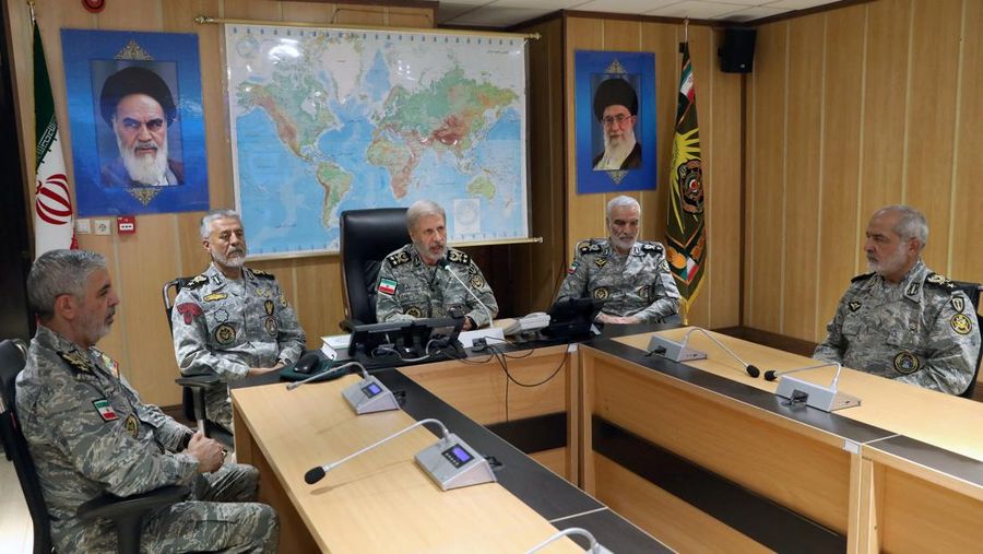 Panglima Angkatan Darat Iran Amir Hatami menghadiri pertemuan di Ruang Komando Perang Angkatan Darat Iran di lokasi yang dirahasiakan di Iran, dalam gambar selebaran yang diperoleh pada tanggal 23 Juni 2025. (Iranian Army/WANA (West Asia News Agency)/Handout via REUTERS)