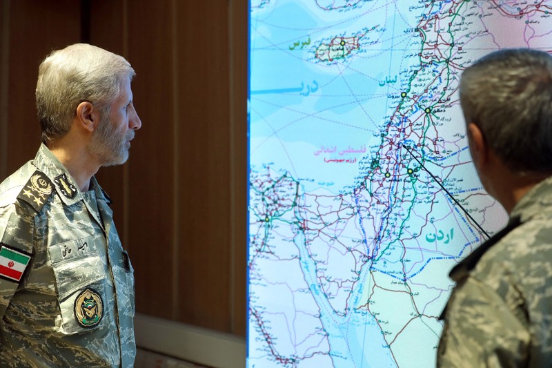 Panglima Angkatan Darat Iran Amir Hatami menghadiri pertemuan di Ruang Komando Perang Angkatan Darat Iran di lokasi yang dirahasiakan di Iran, dalam gambar selebaran yang diperoleh pada tanggal 23 Juni 2025. (Iranian Army/WANA (West Asia News Agency)/Handout via REUTERS)