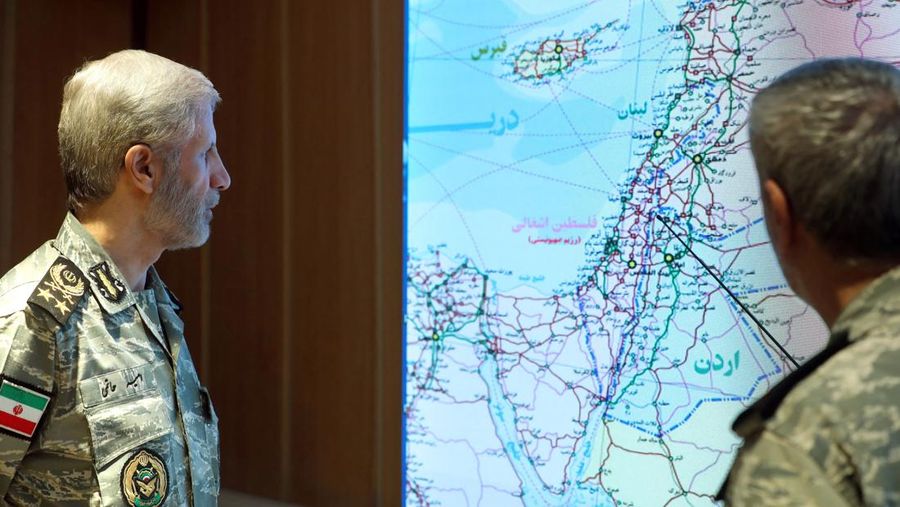 Panglima Angkatan Darat Iran Amir Hatami menghadiri pertemuan di Ruang Komando Perang Angkatan Darat Iran di lokasi yang dirahasiakan di Iran, dalam gambar selebaran yang diperoleh pada tanggal 23 Juni 2025. (Iranian Army/WANA (West Asia News Agency)/Handout via REUTERS)