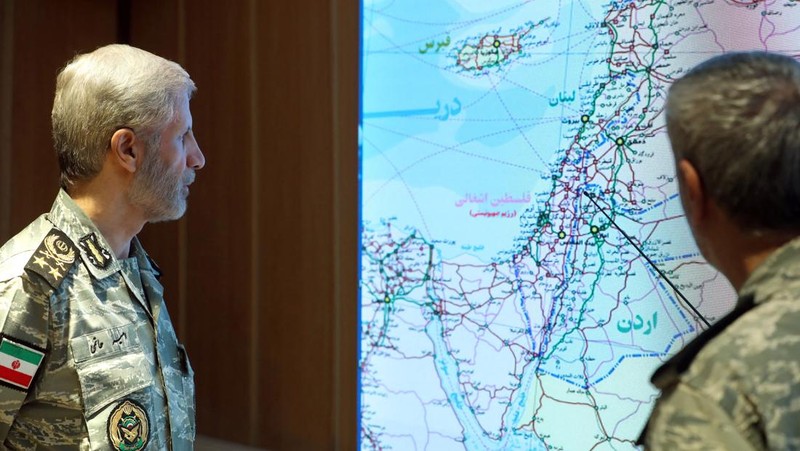 Panglima Angkatan Darat Iran Amir Hatami menghadiri pertemuan di Ruang Komando Perang Angkatan Darat Iran di lokasi yang dirahasiakan di Iran, dalam gambar selebaran yang diperoleh pada tanggal 23 Juni 2025. (Iranian Army/WANA (West Asia News Agency)/Handout via REUTERS)