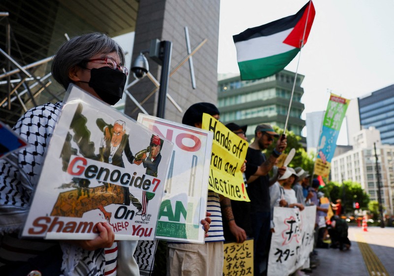 Demonstran berbaris menyusul serangan AS terhadap situs nuklir Iran dan menentang konflik Iran-Israel, di Times Square di New York City, AS, 22 Juni 2025. (REUTERS/Caitlin Ochs) Demonstran berbaris menyusul serangan AS terhadap situs nuklir Iran dan menentang konflik Iran-Israel, di Times Square di New York City, AS, 22 Juni 2025. (REUTERS/Caitlin Ochs)