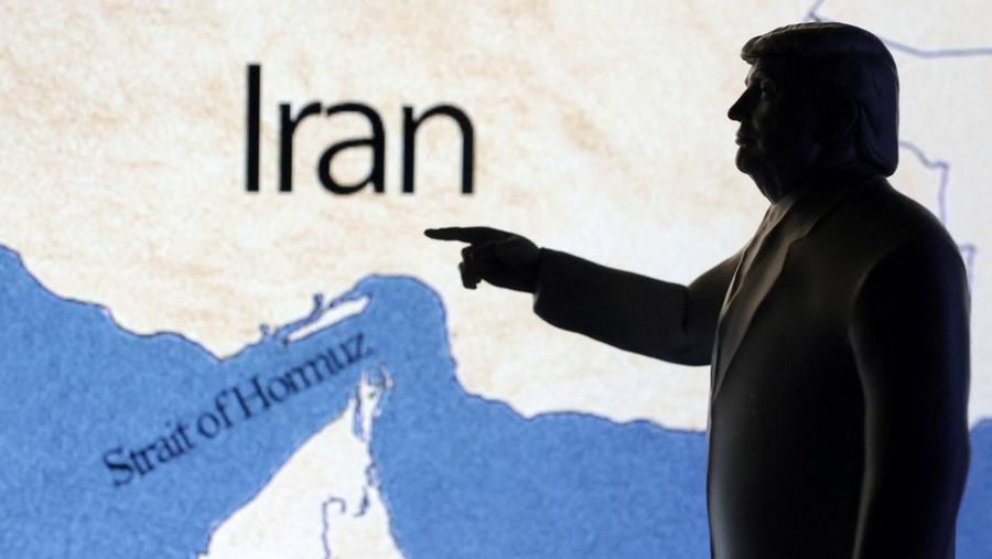 Peta yang menunjukkan Selat Hormuz dan Iran terlihat di belakang jaringan pipa minyak cetak 3D dalam ilustrasi. (REUTERS/Dado Ruvic)