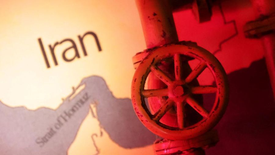 Peta yang menunjukkan Selat Hormuz dan Iran terlihat di belakang jaringan pipa minyak cetak 3D dalam ilustrasi. (REUTERS/Dado Ruvic)