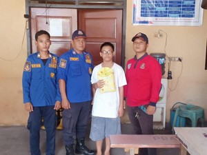 Remaja di OKU Selatan Minta Bantuan Damkar Bungkus Kado untuk Guru