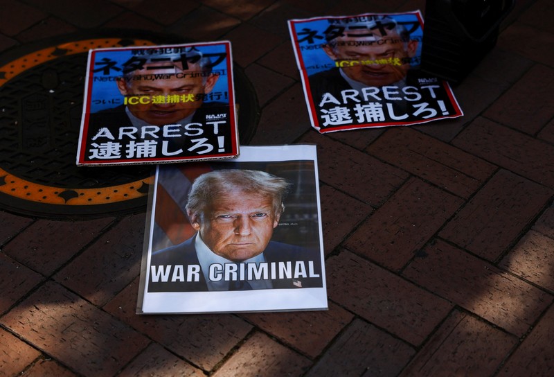Demonstran berbaris menyusul serangan AS terhadap situs nuklir Iran dan menentang konflik Iran-Israel, di Times Square di New York City, AS, 22 Juni 2025. (REUTERS/Caitlin Ochs)