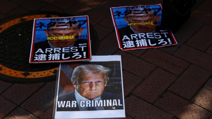 Demonstran berbaris menyusul serangan AS terhadap situs nuklir Iran dan menentang konflik Iran-Israel, di Times Square di New York City, AS, 22 Juni 2025. (REUTERS/Caitlin Ochs) Demonstran berbaris menyusul serangan AS terhadap situs nuklir Iran dan menentang konflik Iran-Israel, di Times Square di New York City, AS, 22 Juni 2025. (REUTERS/Caitlin Ochs)