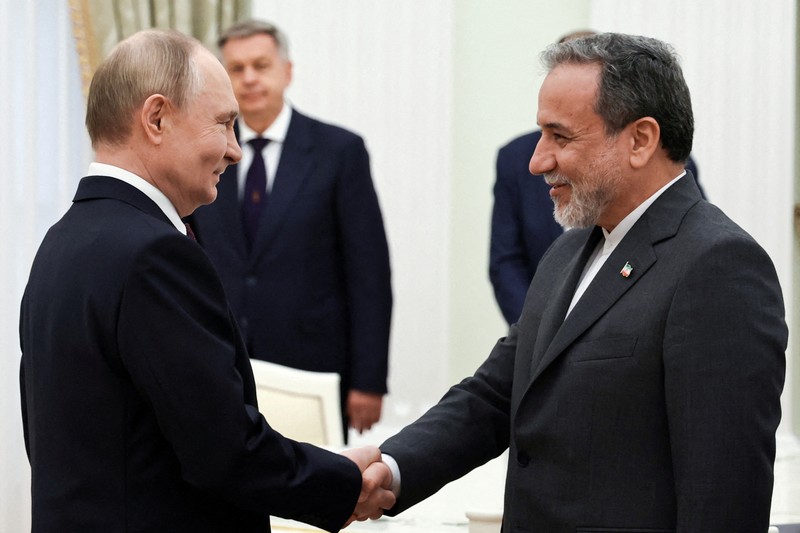Rudal yang diluncurkan dari Iran ke arah Israel terlihat dari Ramallah, di Tepi Barat yang diduduki Israel, Minggu (22/6/2025). (REUTERS/Raneen Sawafta)