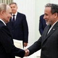 Presiden Rusia Vladimir Putin berjabat tangan dengan Menteri Luar Negeri Iran Abbas Araqchi selama pertemuan di Kremlin di Moskow, Rusia, 23 Juni 2025. (Sputnik/Alexander Kazakov/Pool via REUTERS)