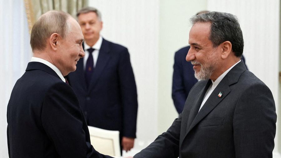 Presiden Rusia Vladimir Putin berjabat tangan dengan Menteri Luar Negeri Iran Abbas Araqchi selama pertemuan di Kremlin di Moskow, Rusia, 23 Juni 2025. Presiden Rusia Vladimir Putin berjabat tangan dengan Menteri Luar Negeri Iran Abbas Araqchi selama pertemuan di Kremlin di Moskow, Rusia, 23 Juni 2025. (Sputnik/Alexander Kazakov/Pool via REUTERS)