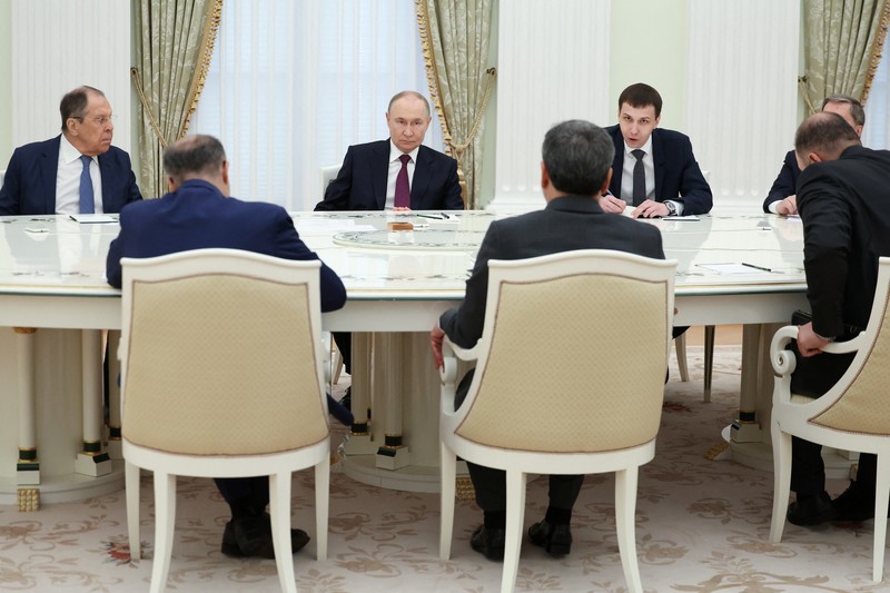 Presiden Rusia Vladimir Putin berjabat tangan dengan Menteri Luar Negeri Iran Abbas Araqchi selama pertemuan di Kremlin di Moskow, Rusia, 23 Juni 2025. Presiden Rusia Vladimir Putin berjabat tangan dengan Menteri Luar Negeri Iran Abbas Araqchi selama pertemuan di Kremlin di Moskow, Rusia, 23 Juni 2025. (Sputnik/Alexander Kazakov/Pool via REUTERS)