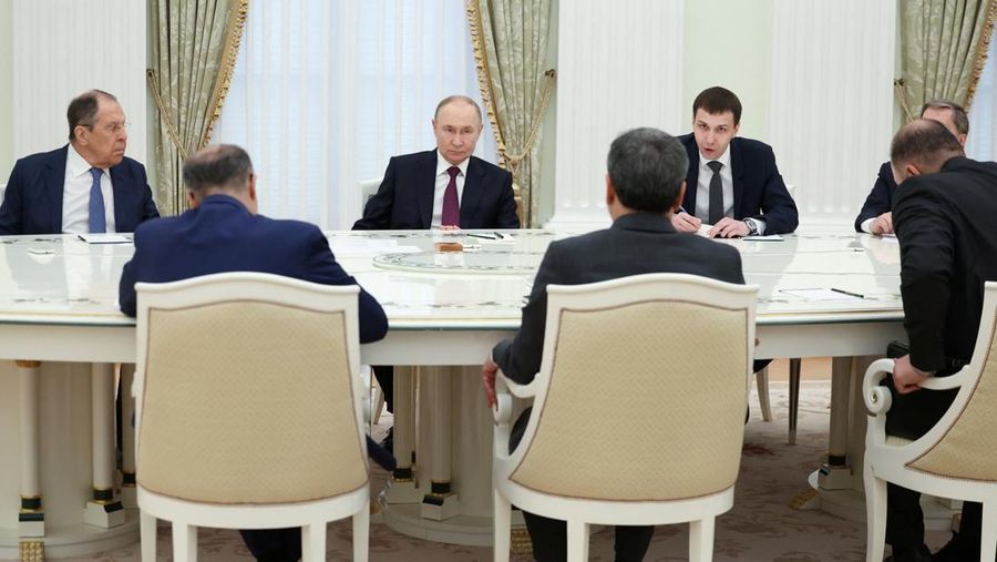 Presiden Rusia Vladimir Putin berjabat tangan dengan Menteri Luar Negeri Iran Abbas Araqchi selama pertemuan di Kremlin di Moskow, Rusia, 23 Juni 2025. Presiden Rusia Vladimir Putin berjabat tangan dengan Menteri Luar Negeri Iran Abbas Araqchi selama pertemuan di Kremlin di Moskow, Rusia, 23 Juni 2025. (Sputnik/Alexander Kazakov/Pool via REUTERS)