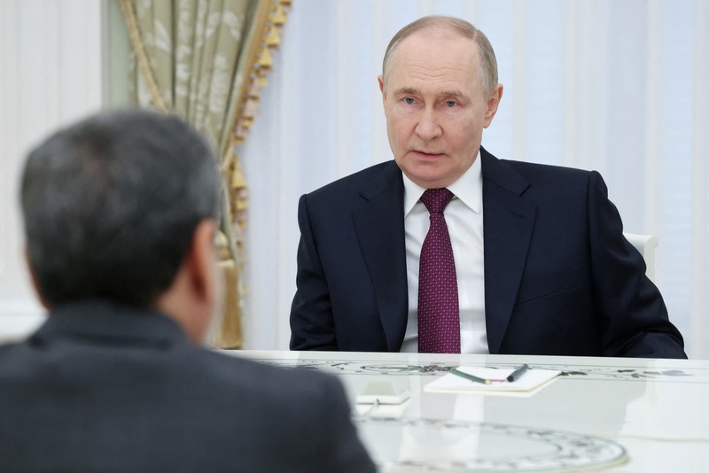 Presiden Rusia Vladimir Putin berjabat tangan dengan Menteri Luar Negeri Iran Abbas Araqchi selama pertemuan di Kremlin di Moskow, Rusia, 23 Juni 2025. Presiden Rusia Vladimir Putin berjabat tangan dengan Menteri Luar Negeri Iran Abbas Araqchi selama pertemuan di Kremlin di Moskow, Rusia, 23 Juni 2025. (Sputnik/Alexander Kazakov/Pool via REUTERS)