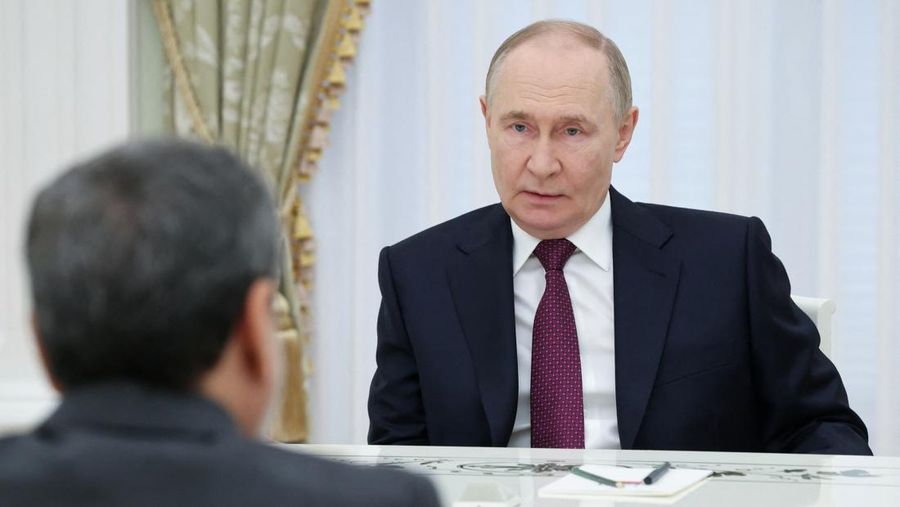Presiden Rusia Vladimir Putin berjabat tangan dengan Menteri Luar Negeri Iran Abbas Araqchi selama pertemuan di Kremlin di Moskow, Rusia, 23 Juni 2025. (Sputnik/Alexander Kazakov/Pool via REUTERS)