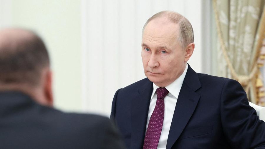 Presiden Rusia Vladimir Putin menghadiri pertemuan dengan Menteri Luar Negeri Iran Abbas Araqchi di Kremlin di Moskow, Rusia, 23 Juni 2025. (Sputnik/Alexander Kazakov/Pool via REUTERS)