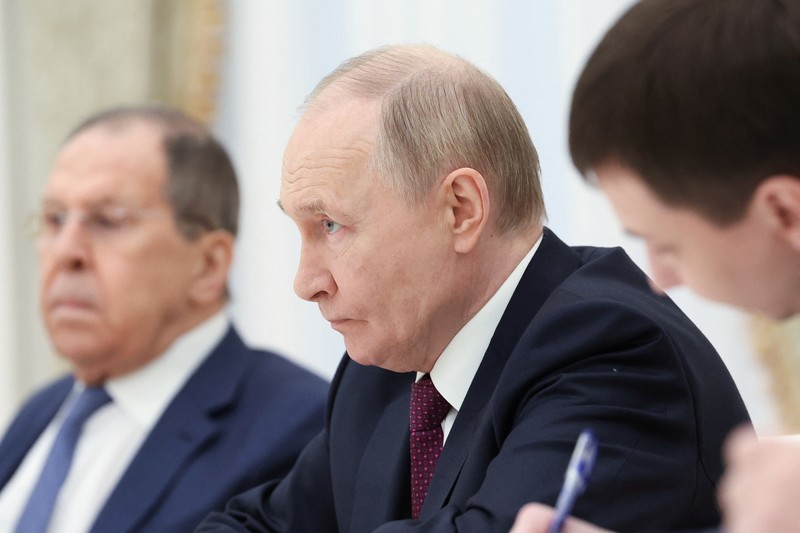 Presiden Rusia Vladimir Putin berjabat tangan dengan Menteri Luar Negeri Iran Abbas Araqchi selama pertemuan di Kremlin di Moskow, Rusia, 23 Juni 2025. Presiden Rusia Vladimir Putin berjabat tangan dengan Menteri Luar Negeri Iran Abbas Araqchi selama pertemuan di Kremlin di Moskow, Rusia, 23 Juni 2025. (Sputnik/Alexander Kazakov/Pool via REUTERS)