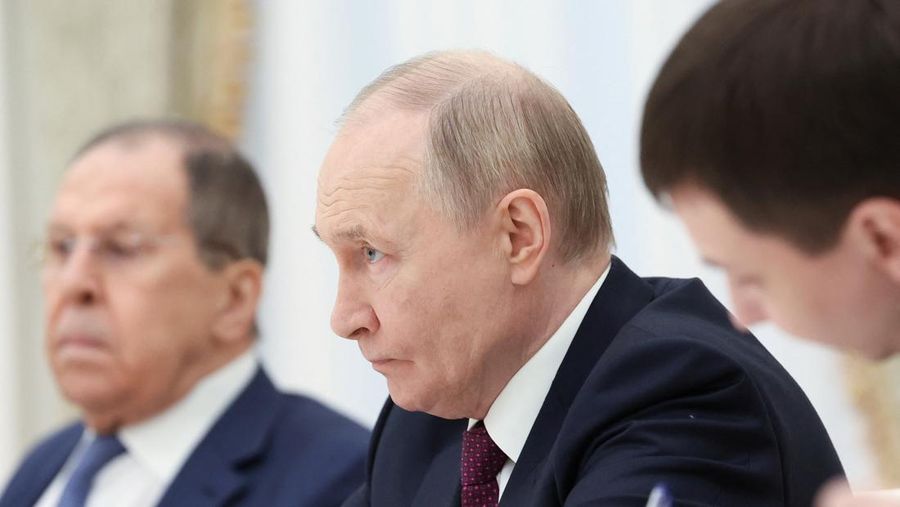 Presiden Rusia Vladimir Putin berjabat tangan dengan Menteri Luar Negeri Iran Abbas Araqchi selama pertemuan di Kremlin di Moskow, Rusia, 23 Juni 2025. Presiden Rusia Vladimir Putin berjabat tangan dengan Menteri Luar Negeri Iran Abbas Araqchi selama pertemuan di Kremlin di Moskow, Rusia, 23 Juni 2025. (Sputnik/Alexander Kazakov/Pool via REUTERS)