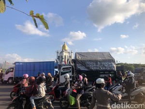 Ratusan Sopir Truk Blokir Bundaran GMS Lombok Barat, Tolak Aturan Zero ODOL