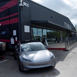 Tak Diantar, Mobil Baru Tesla Jalan Sendiri ke Rumah Pembeli
