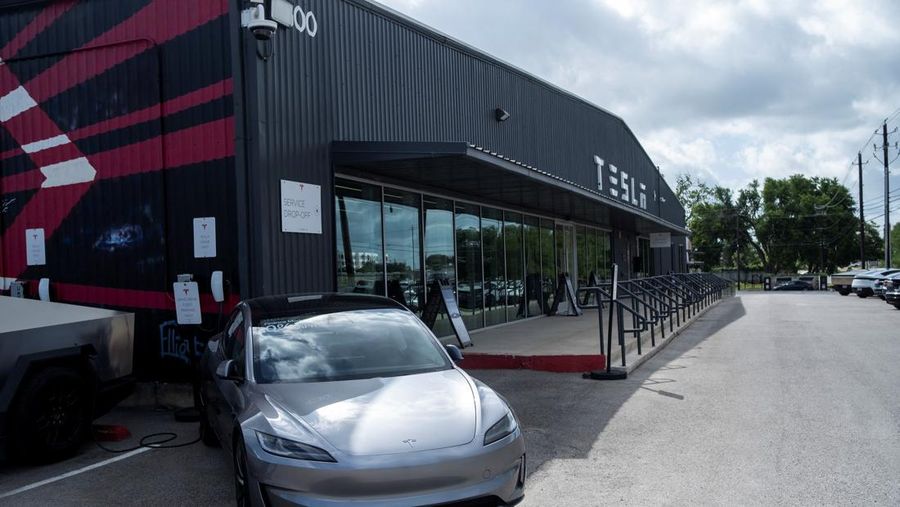 Sebuah robotaxi Tesla melaju di jalan sepanjang South Congress Avenue di Austin, Texas, AS, 22 Juni 2025. (REUTERS/Joel Angel Juarez)