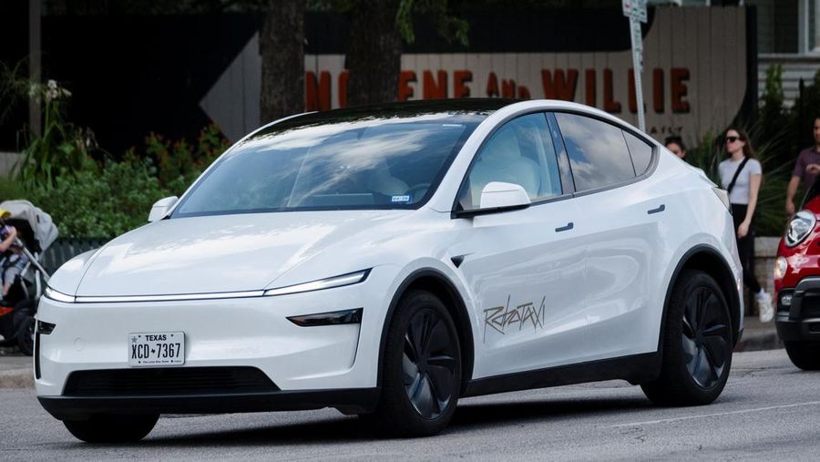 Sebuah robotaxi Tesla melaju di jalan sepanjang South Congress Avenue di Austin, Texas, AS, 22 Juni 2025. (REUTERS/Joel Angel Juarez)