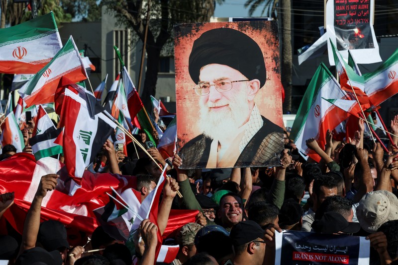 Demonstran berbaris menyusul serangan AS terhadap situs nuklir Iran dan menentang konflik Iran-Israel, di Times Square di New York City, AS, 22 Juni 2025. (REUTERS/Caitlin Ochs)
