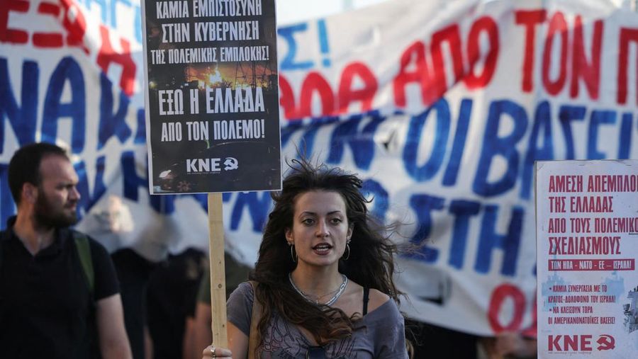 Demonstran berbaris menyusul serangan AS terhadap situs nuklir Iran dan menentang konflik Iran-Israel, di Times Square di New York City, AS, 22 Juni 2025. (REUTERS/Caitlin Ochs) Demonstran berbaris menyusul serangan AS terhadap situs nuklir Iran dan menentang konflik Iran-Israel, di Times Square di New York City, AS, 22 Juni 2025. (REUTERS/Caitlin Ochs)