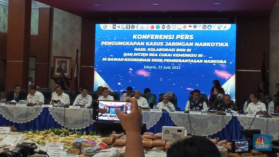 Staf Ahli Menteri Keuangan Dwi Teguh Wibowo dalam konferensi pers di Kantor Bea dan Cukai Pusat, Jakarta pada Senin (23/6/2025). (CNBC Indonesia/Robertus Andrianto)