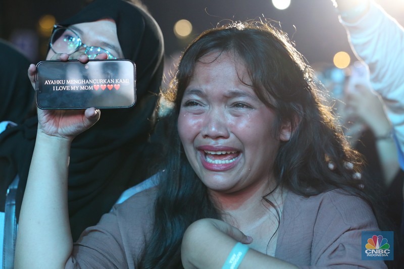 Grup band D'Masiv tampil memukau dalam gelaran Allo Fest 2025 yang berlangsung di Istora Senayan, Jakarta, pada Minggu (22/6/2025). (CNBC Indonesia/Tias Budiarto) Grup band D'Masiv tampil memukau dalam gelaran Allo Fest 2025 yang berlangsung di Istora Senayan, Jakarta, pada Minggu (22/6/2025). (CNBC Indonesia/Tias Budiarto)