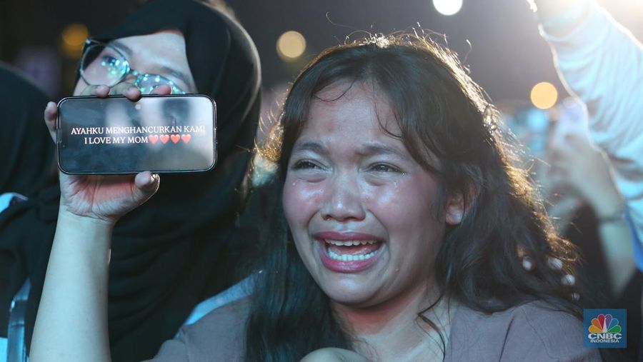 Grup band D'Masiv tampil memukau dalam gelaran Allo Fest 2025 yang berlangsung di Istora Senayan, Jakarta, pada Minggu (22/6/2025). (CNBC Indonesia/Tias Budiarto)