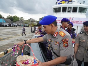 Wakapolda Bali Pimpin Tabur Bunga di Laut Serangkaian HUT Bhayangkara ke-79