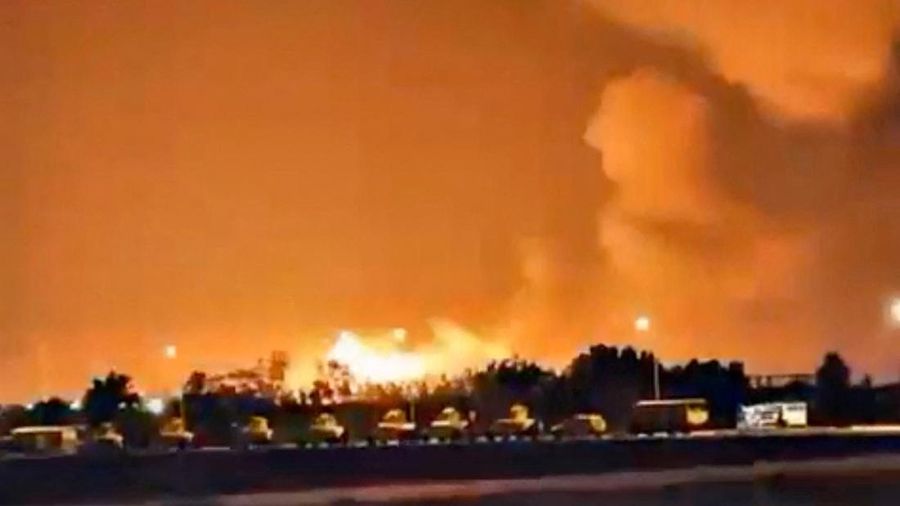 Asap dan api mengepul dari pangkalan militer Taji Irak dalam tangkapan layar yang diperoleh dari video media sosial yang dirilis pada tanggal 24 Juni 2025. (Social Media/via REUTERS)
