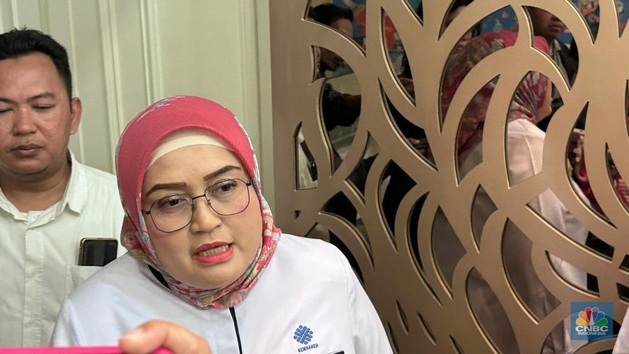 Direktur Jenderal Pembinaan Hubungan Industrial dan Jaminan Sosial Tenaga Kerja (PHI Jamsos) Kemnaker, Indah Anggoro Putri saat ditemui usai konferensi pers di kantor Kemnaker, Jakarta, Selasa (24/6/2025). (CNBC Indonesia/Martyasari Rizky)