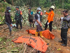 Video: Momen Pencarian Korban Tanah Longsor di Parimo Sulteng