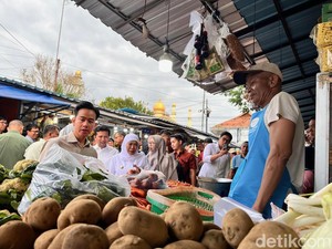Gibran Acungkan Jempol di Akhir Lawatannya ke Banyuwangi